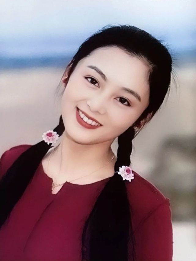 陈凯歌的身边是有女朋友的,而且是全国人民都认识的央视美女主持人