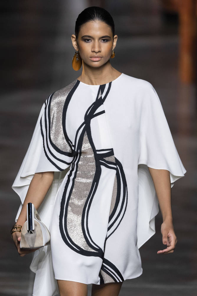 9月22日,模特在意大利米兰时装周上展示芬迪品牌2022春夏女装新品.