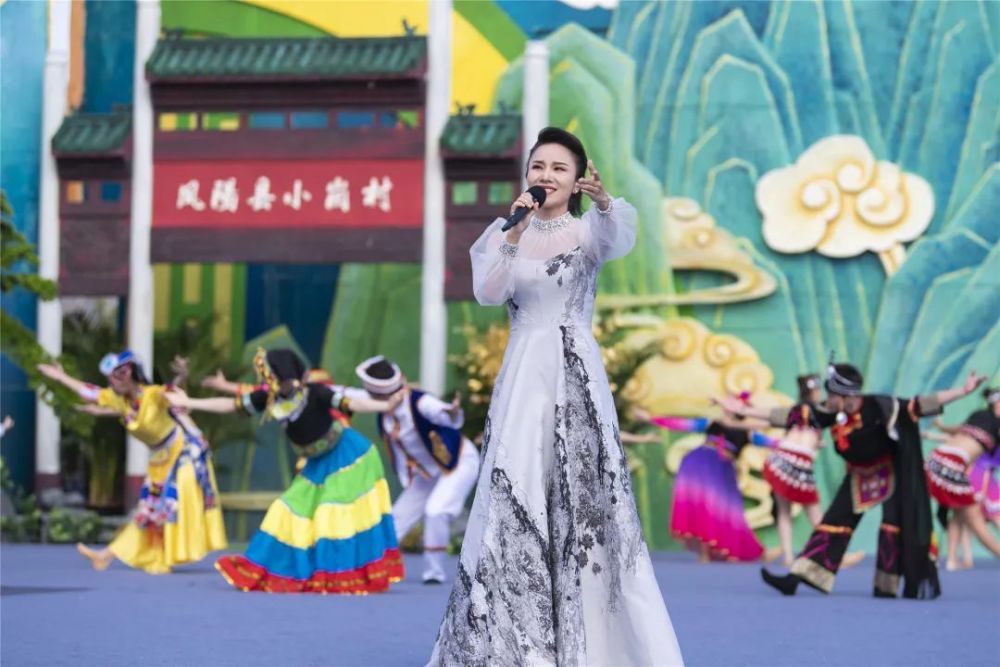 沈晶晶演唱歌曲《红太阳照边疆》