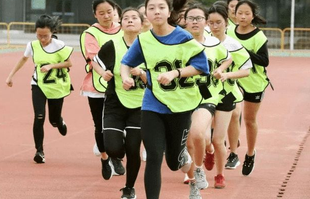 体育老师公认的"省力"跑步法,长跑不怕累,学生早了解有好处
