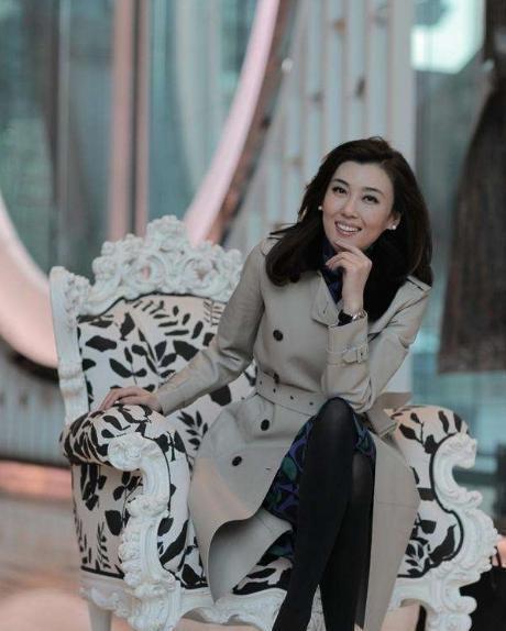 央视主持人李红,丈夫公公皆入狱,她却坚守婚姻不离不弃