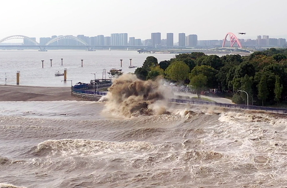 城事八月十八观大潮钱塘江潮水汹涌而来