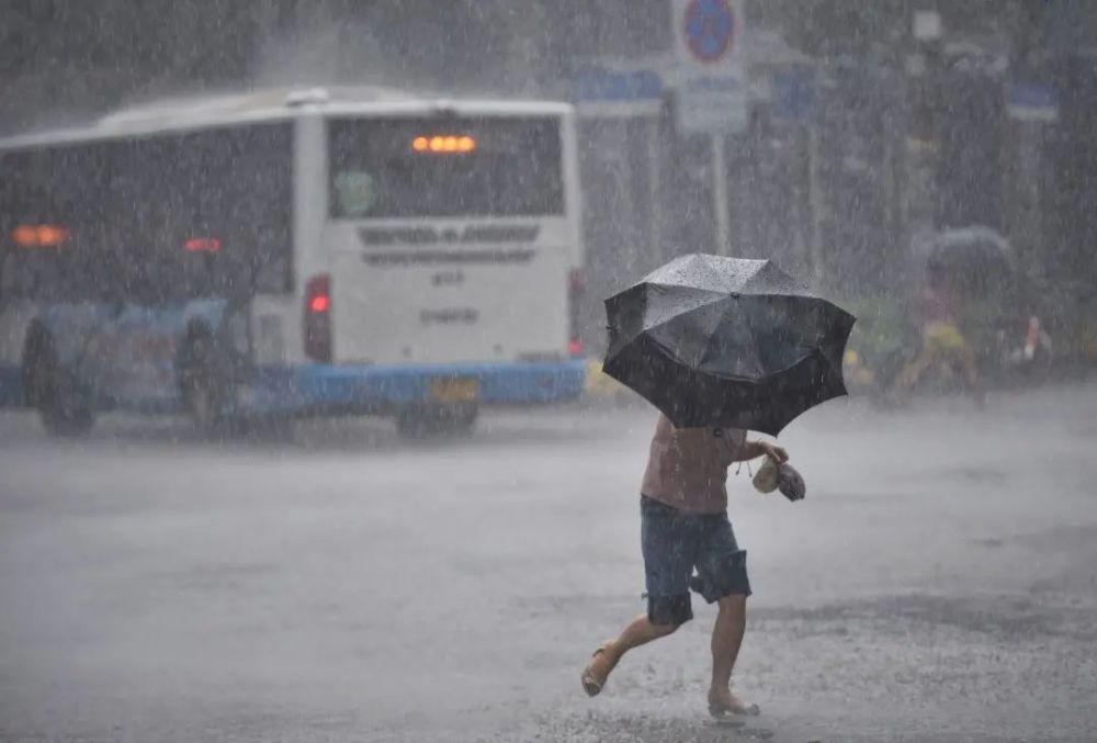 有分散(雷)阵雨 局部大雨或暴雨 局地伴有7级左右雷雨大风 26-27日