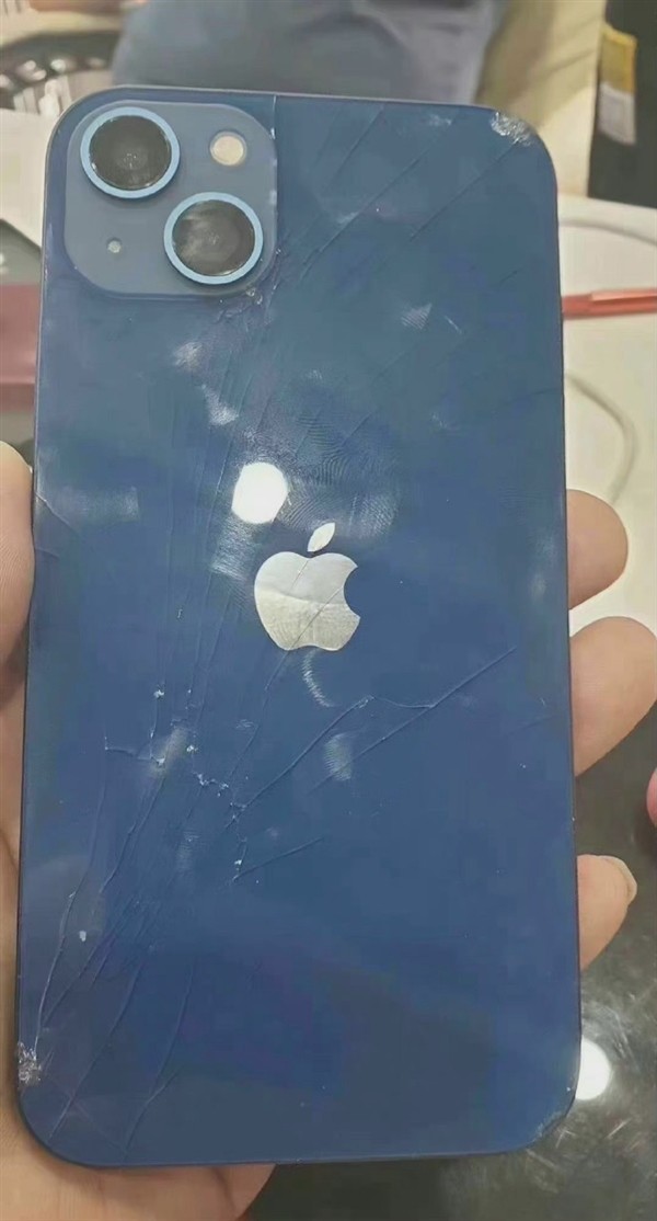 就在今早,新浪科技官微发出了iphone12首碎照片,整个屏幕的上端似乎