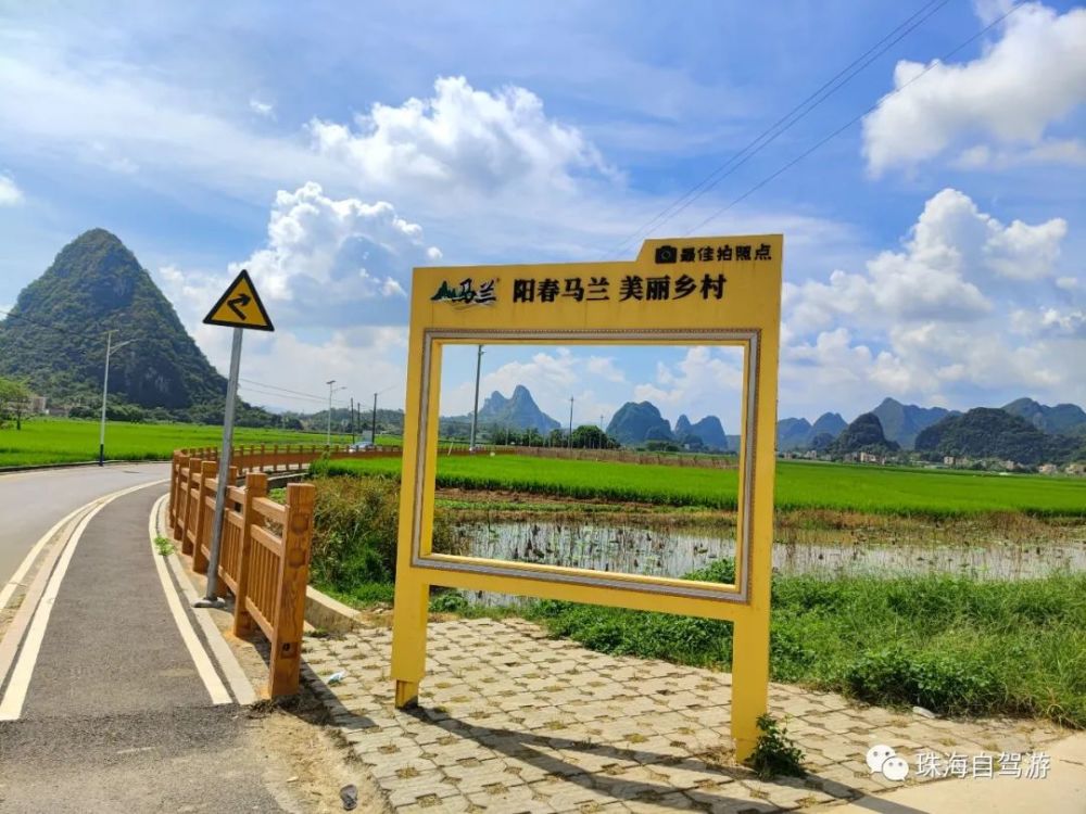 马兰村修建了宽阔的马兰大道,还有观景长廊,观景台.