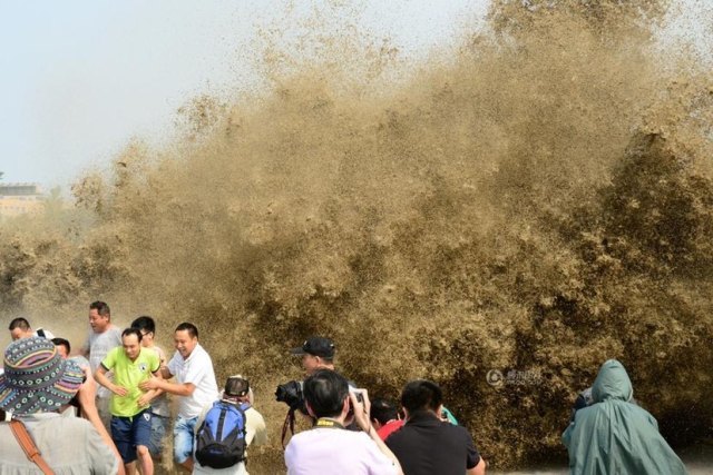 钱塘潮迎来最佳观赏期,八种壮丽潮景却隐藏风险,切勿