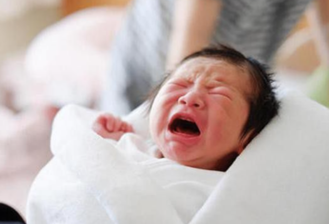 新生儿被宝爸吓哭,宝宝出生就能听懂父母在说啥?其实分多个阶段