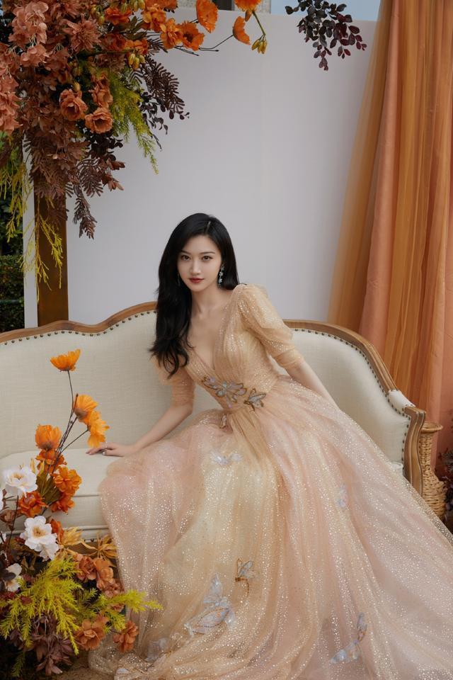 景甜再次美上央视,穿深v纱裙优雅又贵气,真宛如仙女下凡