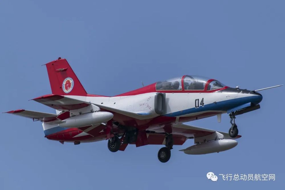 而空军"八一"和"红鹰"两支飞行表演队举行飞行表演共舞蓝天歼-16d,无