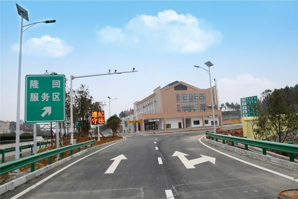 新手司机进高速服务区,这几条"规矩"要知道,不然容易吃亏