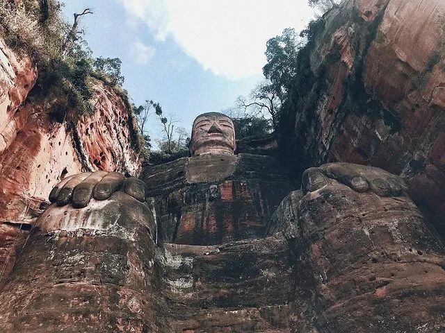 奇闻乐川大佛闭眼流泪佛祖真的显灵了吗真相惊呆众人