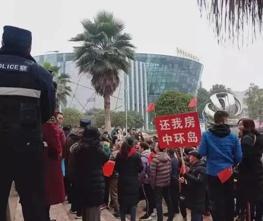 【业主现场维权画面 图源网络 对于以上业主的诉求,相关部门也做出