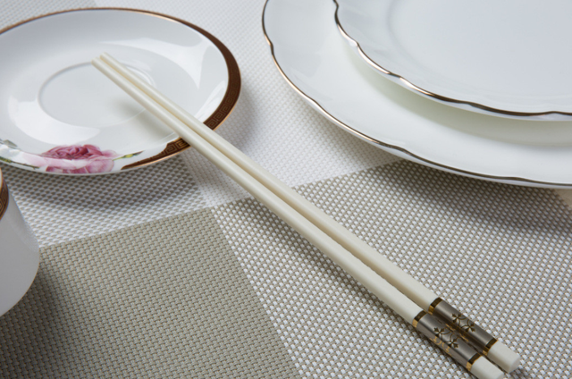 中国人的餐桌礼仪:使用筷子必知的十大禁忌,你知道多少?