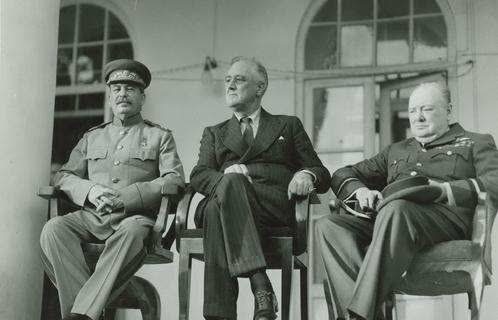二战三巨头合影,为何总是罗斯福坐在中间?|斯大林