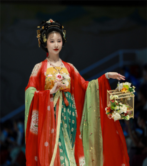 汉服走秀因吵架上热搜1000万网友心疼围观汉服至于吗