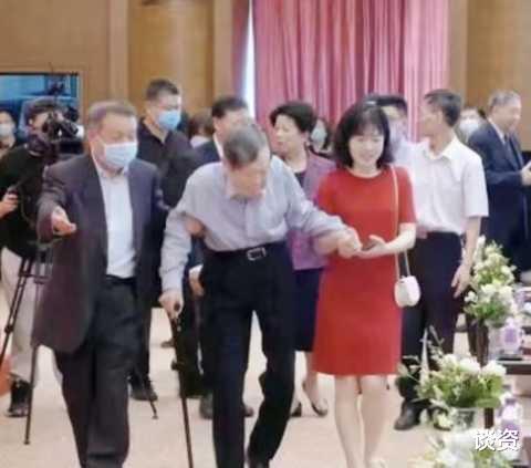 杨振宁百岁生日宴46岁翁帆一袭红裙贴心搀扶结婚17年恩爱如初