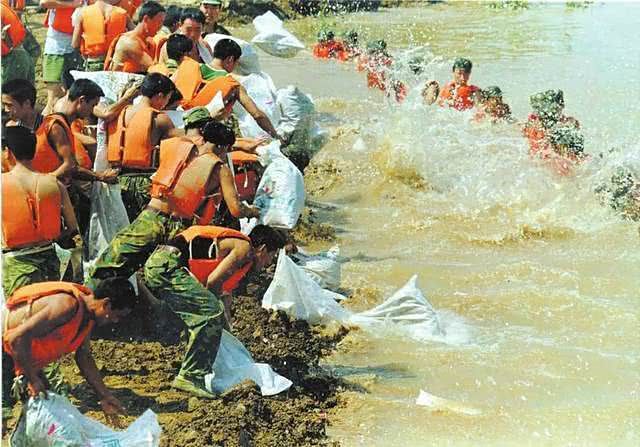 1998年抗洪的解放军