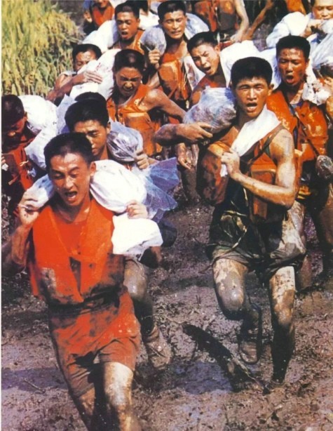 1998年抗洪救灾的解放军