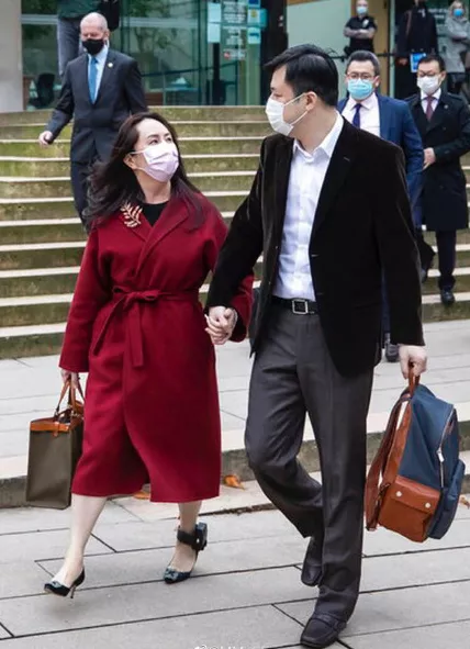 始终相信困难是暂时的,在孟晚舟遇困境的时候,丈夫卖掉自己家的别墅
