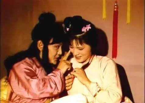 红楼梦:袭人害死晴雯早有预谋!细节暴露两人的残酷竞争步步惊心
