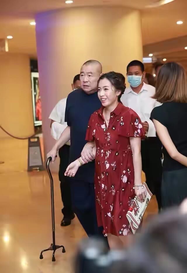 真正的富婆反而低调,甘比穿碎花连体裤扎丸子头,就像邻家小姐姐