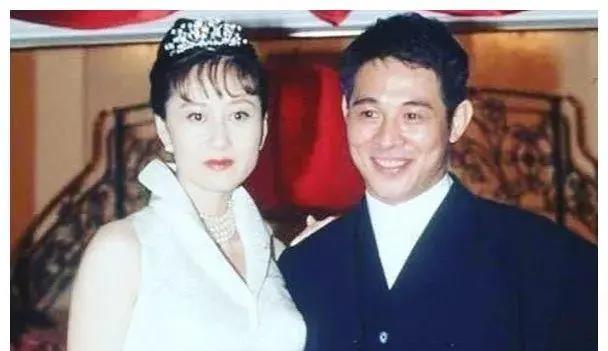 李连杰合作过的香港女星不下十数位,为何对利智情有独