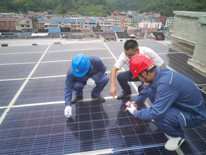 石阡这里屋顶各家自建安装分布式光伏电站自家增收节能还减排