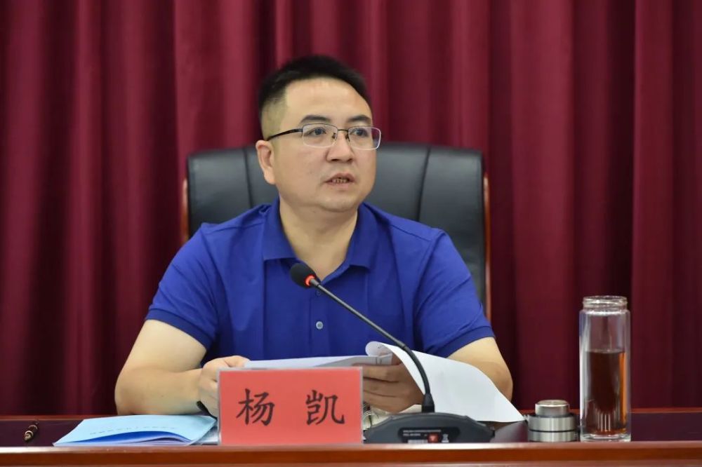水富市委副书记,市长杨凯指出,各级各部门要看到差距,正视问题,千方百