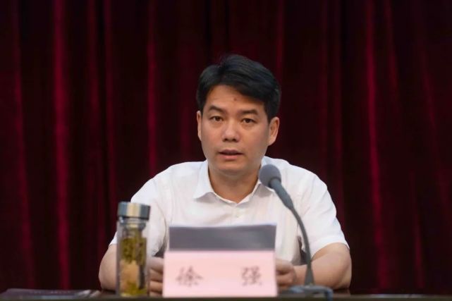 区委书记徐强出席会议并讲话,区委副书记,代区长叶枝利主持.