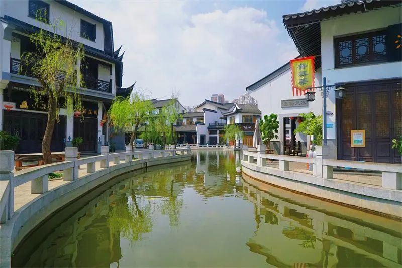 红河水乡小镇地处弥勒市城南片区的中心位置,紧邻弥勒大道,是城市对外