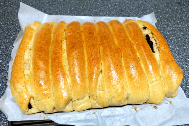 14,香喷喷的红糖软排包出炉了,颜色很均匀,好看又好吃.