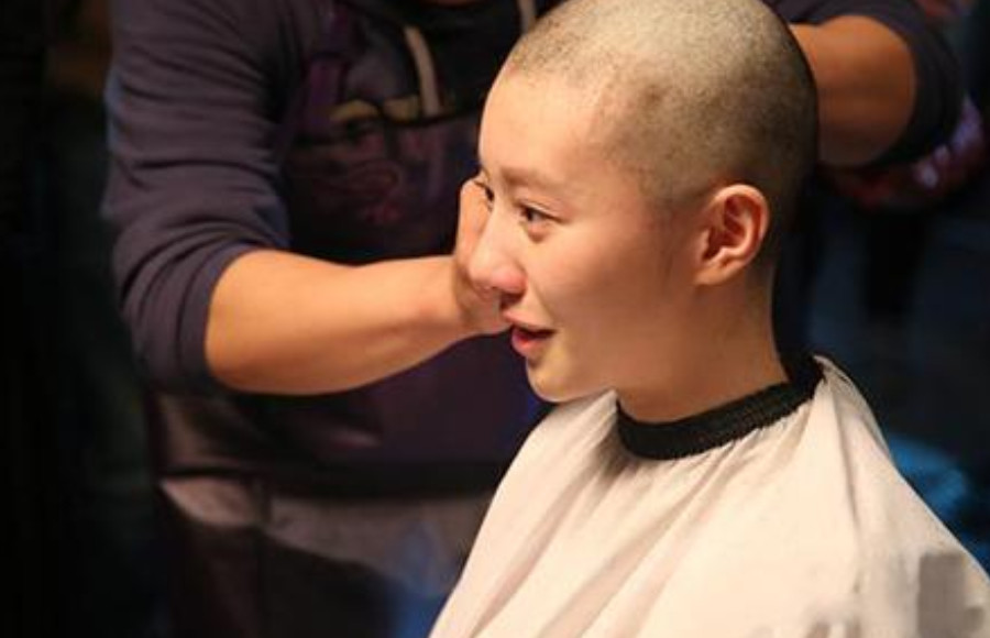 头发又细又黄,剃光头能让头发变黑变粗吗?有什么科学道理吗?