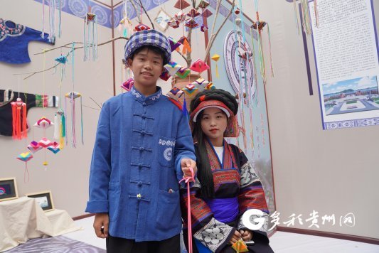 安顺市"贵州镇宁民族中学"展馆学生穿上了布依族服饰"我们镇宁是全省