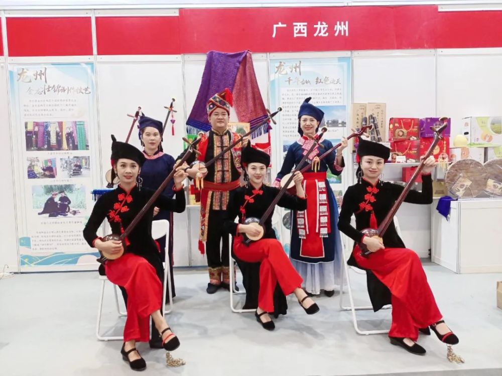 在国际的交流平台推介龙州天琴和壮锦以及龙州红色文化旅游资源有十分