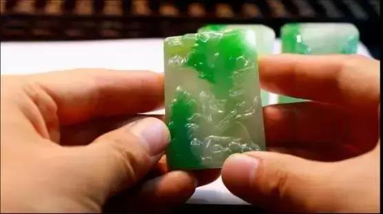 大马坎翡翠原石,只有巴掌大,但是成品一出身价暴涨!