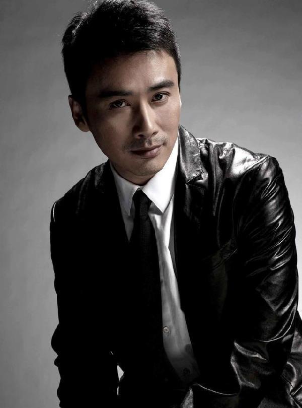 柳云龙的谍战剧为什么好看?他身上有一种看不穿的神秘感
