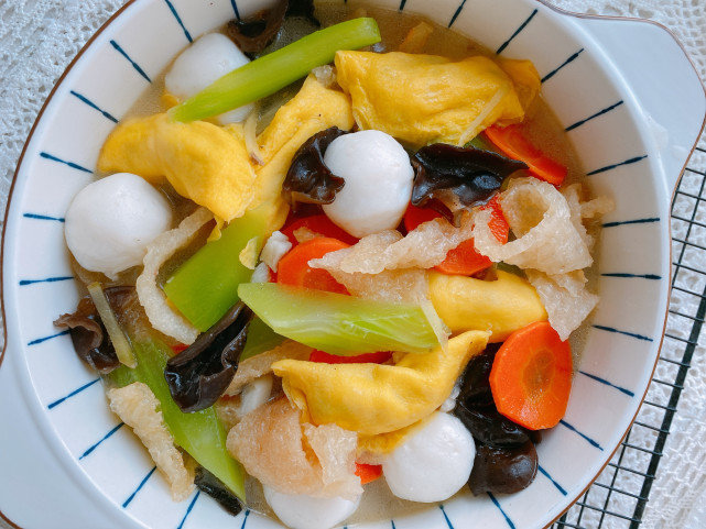 3分钟学会江浙名菜鱼丸蛋饺汤,汤鲜味美超解馋,营养丰富热量低