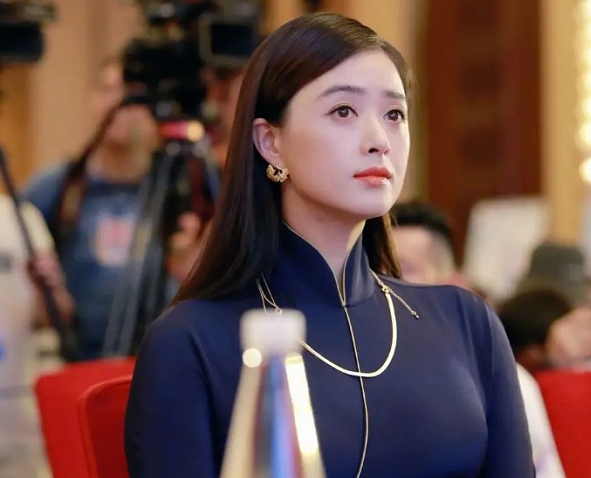 蒋欣太会选衣服,复古风的服装成熟美很有美感,气质不比关之琳差
