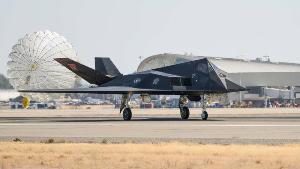 f-117扮演巡航导弹,非隐身战斗机怎么对付?依靠先进雷达和吊舱