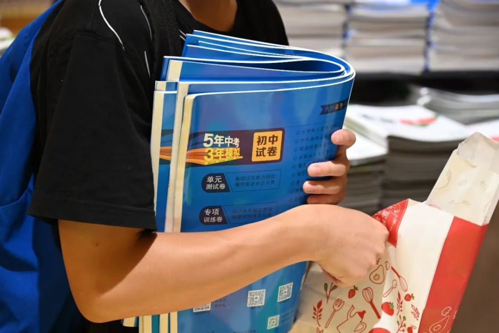 "双减"后,教辅书会被"禁"吗?有家长从小学囤到高中!教育部回应了!