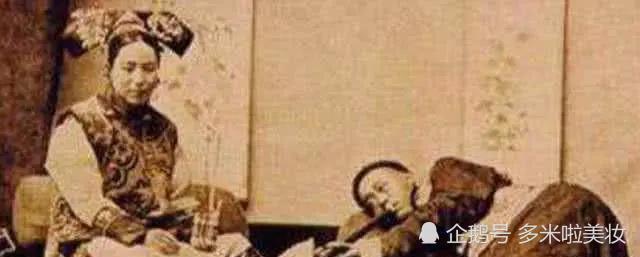 清朝抽鸦片老照片:男子皮包骨头,被鸦片毒害的妇女,媚态毕露