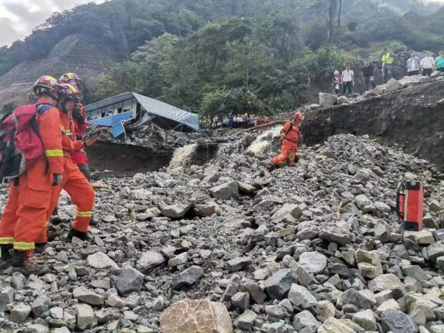 直击四川雅安天全县泥石流救援现场:现场救出人员,正