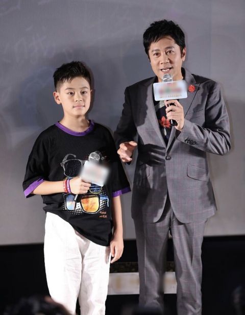 蔡国庆携儿子出席首映礼父子俩献唱主题曲同框合照好有爱