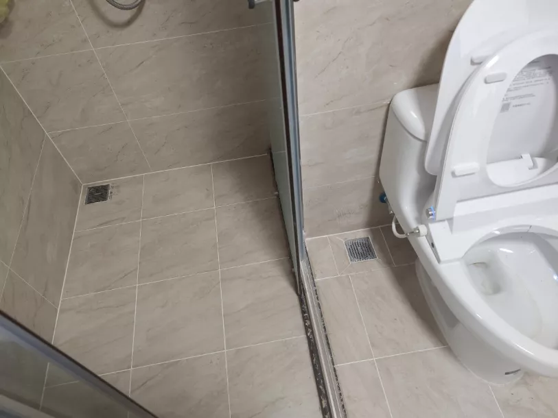 卫生间越小,地漏的位置越重要,地漏的位置一般会设计在卫生间的四个