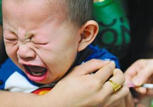 宝爸带3个月大的娃打针,自己哭成泪人,网友:医生打错人了?