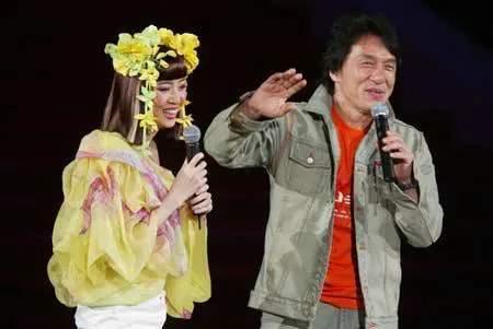 垫着尿布身体流血告别,被母亲榨干遗产:梅艳芳的一生