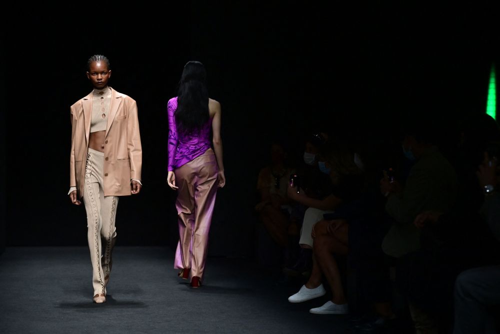 9月23日,模特在意大利米兰时装周上展示意大利品牌drome的2022春夏