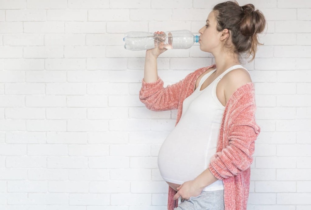 怀孕期间孕妇喝水讲究多正确的喝水方式孕妈要牢记别弄错了