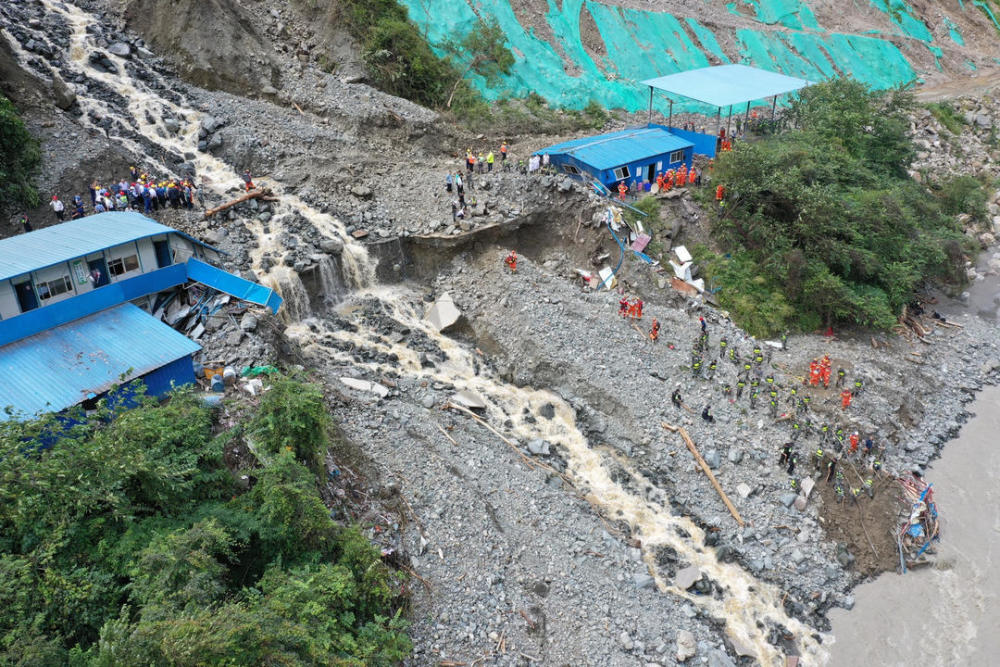 四川雅安天全泥石流灾害致2人遇难12人失联 2名伤者在医院接受救治