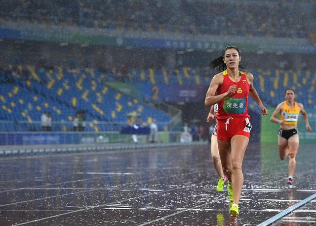 6026分!22岁中国田径混血女将全运全能夺金 携手外公登上领奖台